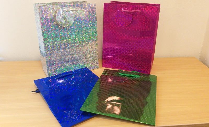 BOLSAS DE REGALO DISEÑOS HOLOGRAMA METALIZADO 23CM X 18CMS -21