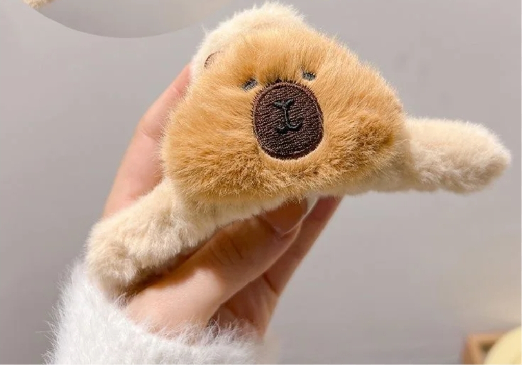 CAIMÁN PARA EL CABELLO DE PELUCHE CAPIBARA ZJ225533 - Imagen 3